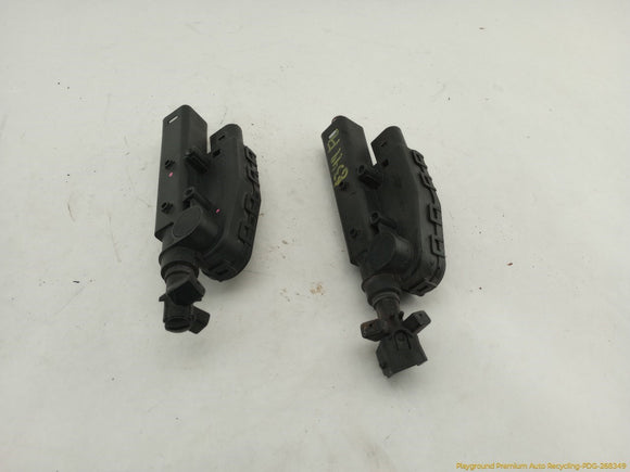 Volvo XC70 Pair Of Front Bumper Headlight Washer