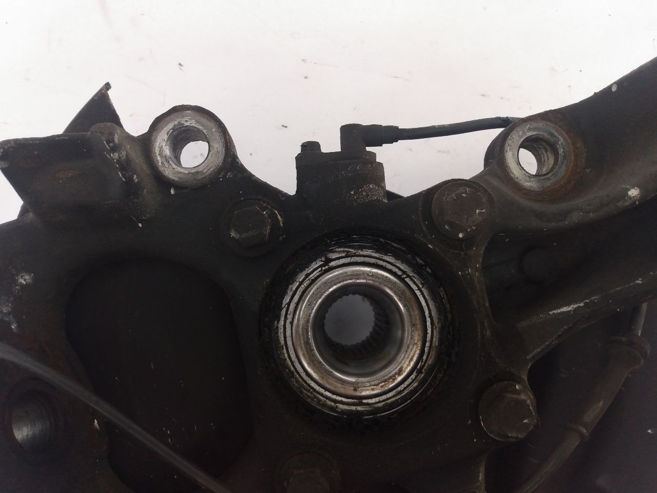 Land Rover LR3 Front Left Knuckle Hub Assembly