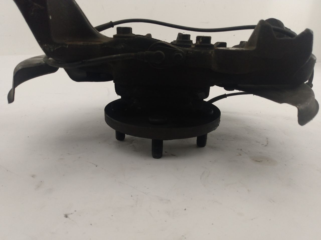 Land Rover LR3 Front Left Knuckle Hub Assembly