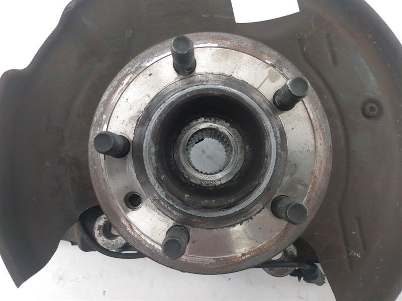 Land Rover LR3 Front Right Knuckle Hub Assembly