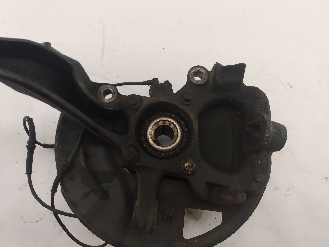 Land Rover LR3 Front Right Knuckle Hub Assembly