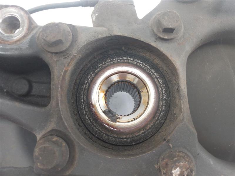 Land Rover LR3 Front Right Knuckle Hub Assembly