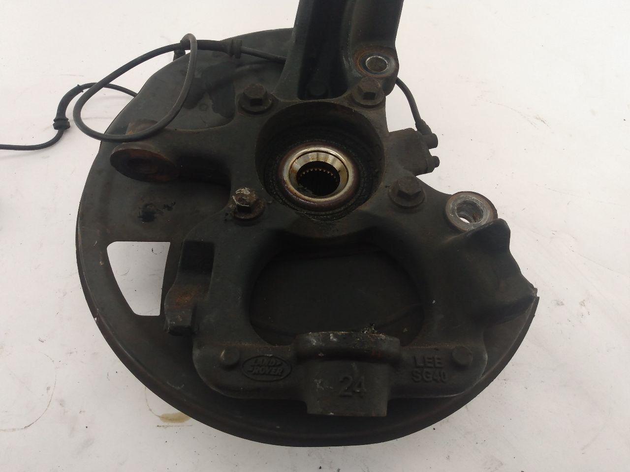 Land Rover LR3 Front Right Knuckle Hub Assembly