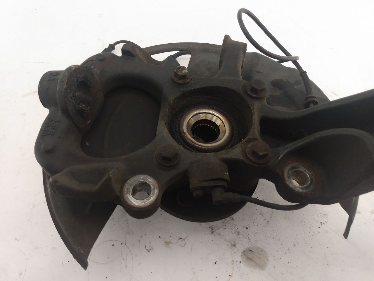 Land Rover LR3 Front Right Knuckle Hub Assembly