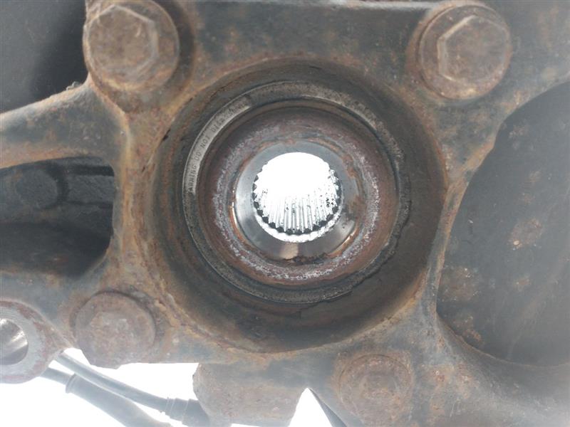 Land Rover LR3 Front Left Knuckle Hub Assembly