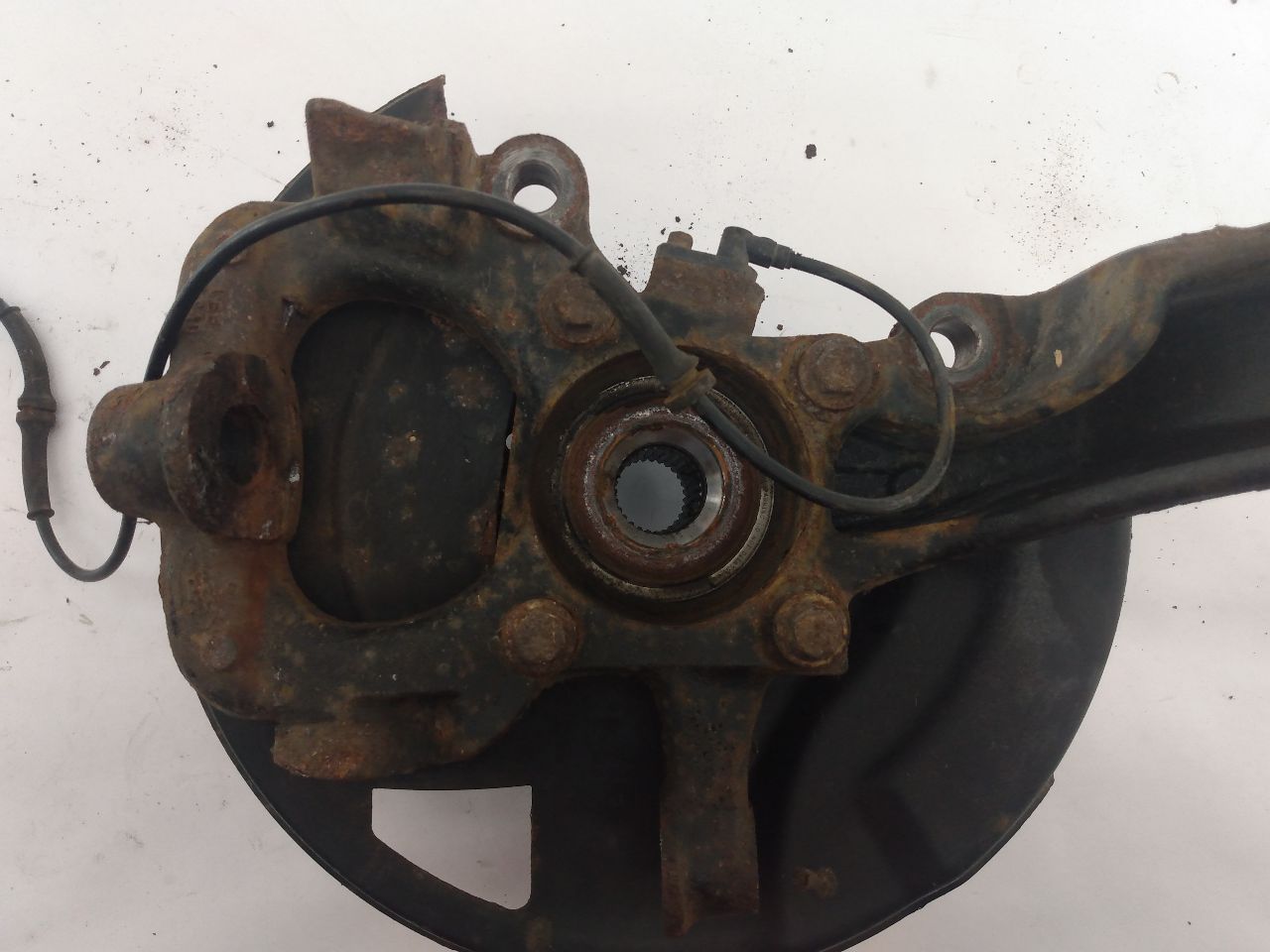 Land Rover LR3 Front Left Knuckle Hub Assembly