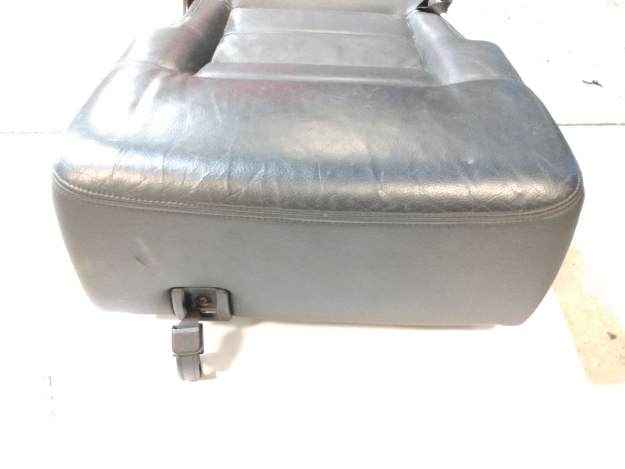 Land Rover LR3 Middle Rear Bottom Seat Cushion With Base