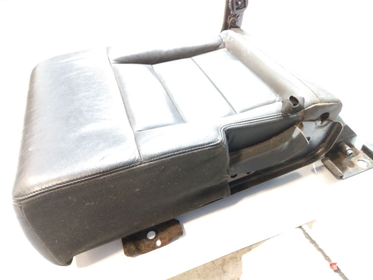 Land Rover LR3 Middle Rear Bottom Seat Cushion With Base