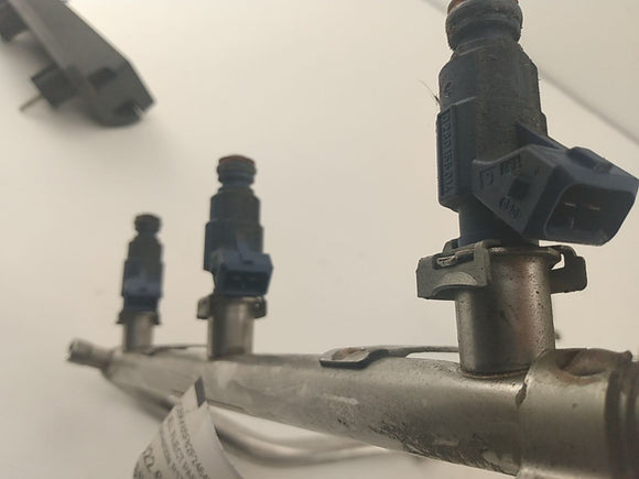 Mercedes SLK320 Fuel Injection Rail and Injectors