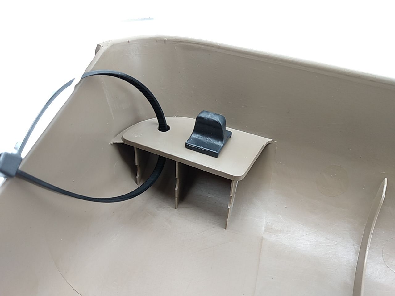 Land Rover Discovery Left Rear Cargo Bin Cover