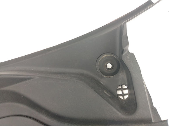 Jaguar XJ8L Front Dash Vent Cowl