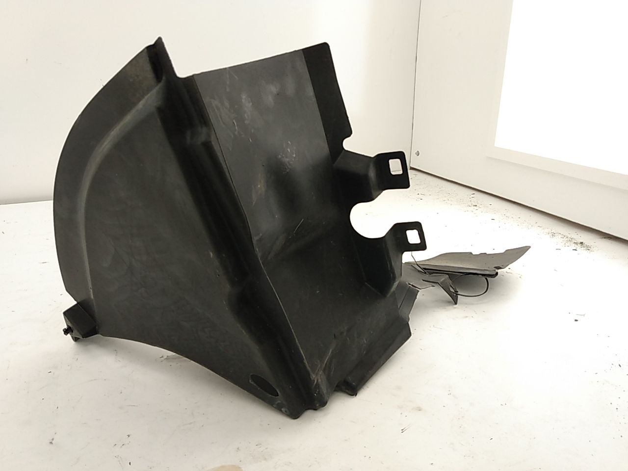 Chrysler Crossfire Front Right Lower Fender Liner
