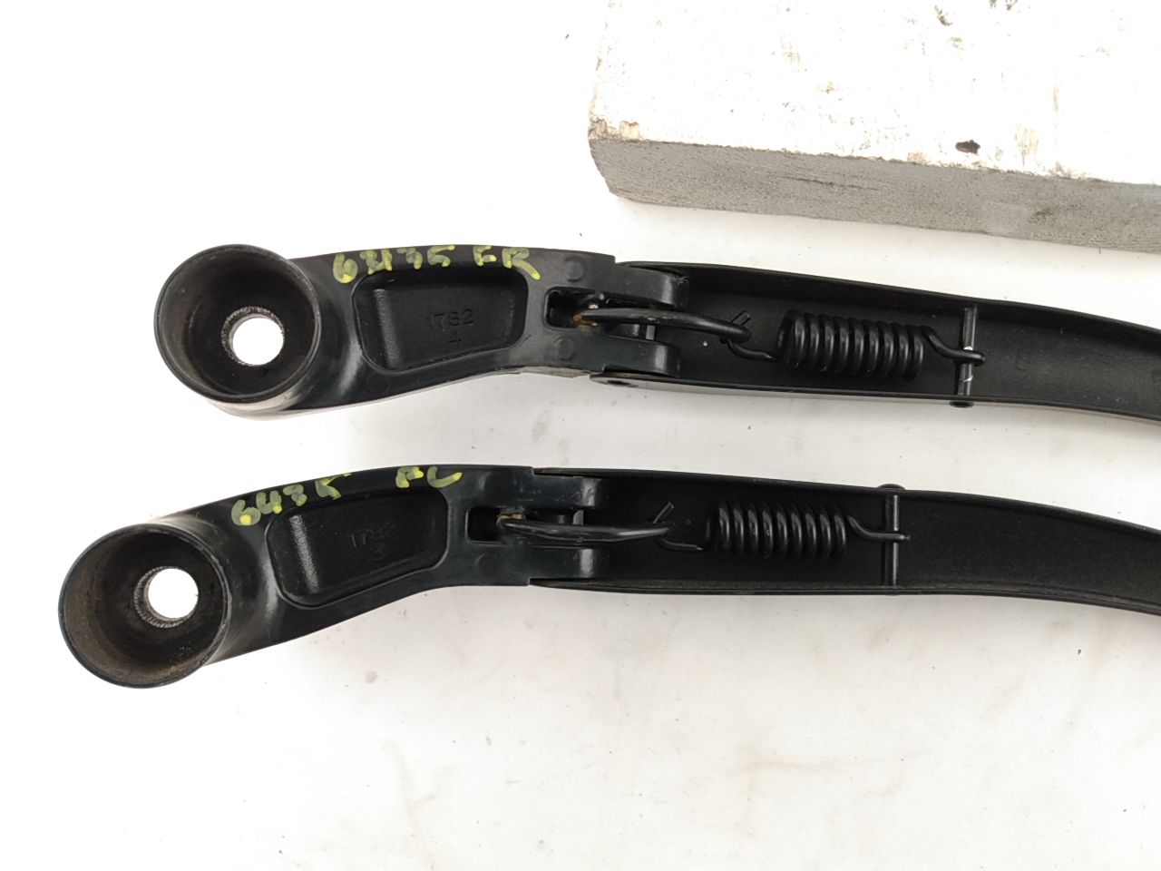 Hummer H3 Front Wiper Arm Set