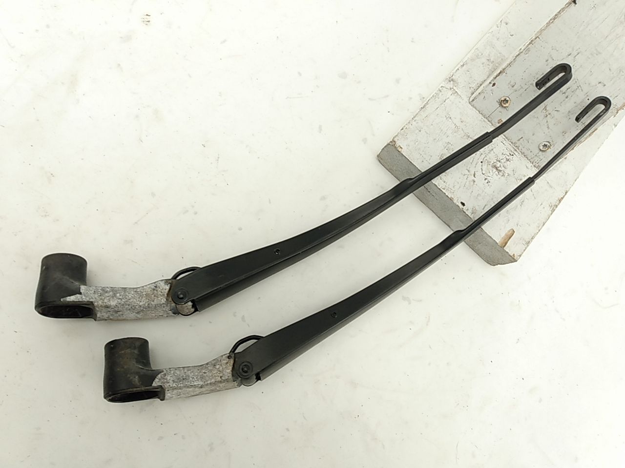 Hummer H3 Front Wiper Arm Set