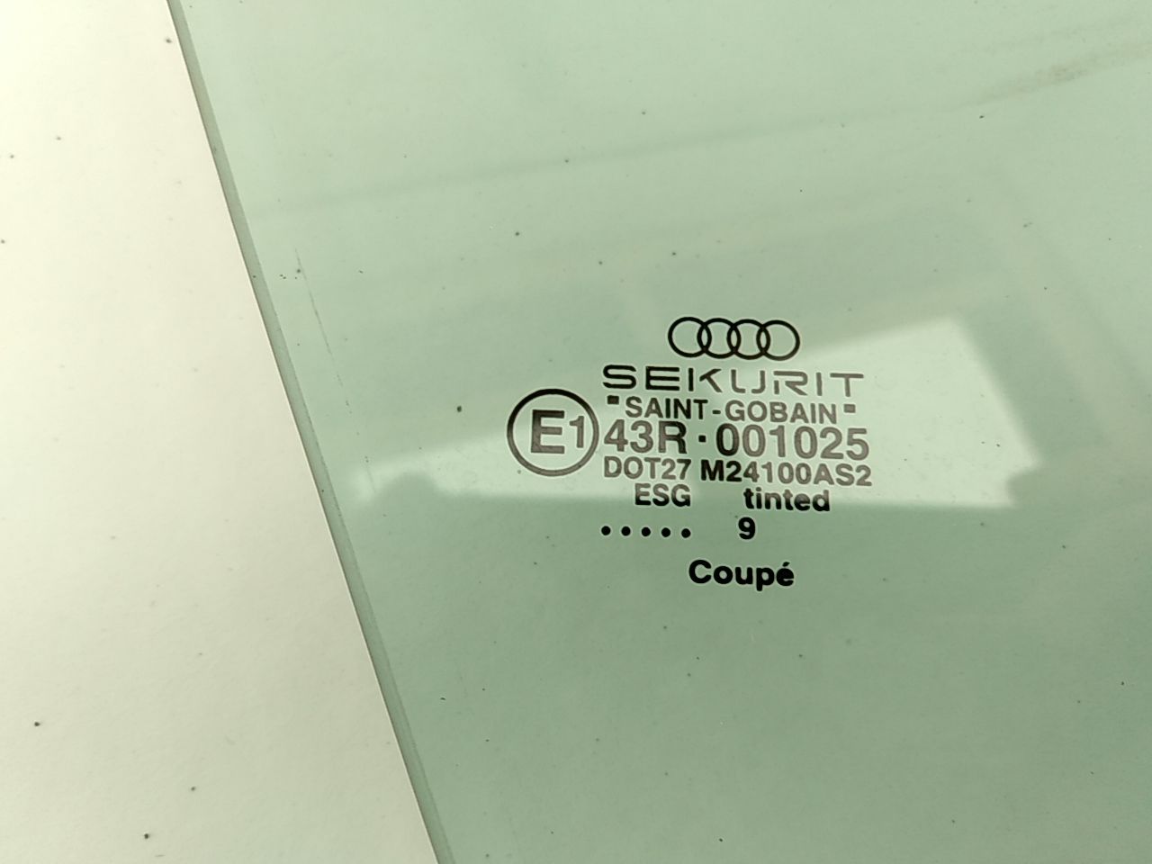 Audi TT Right Vent Glass