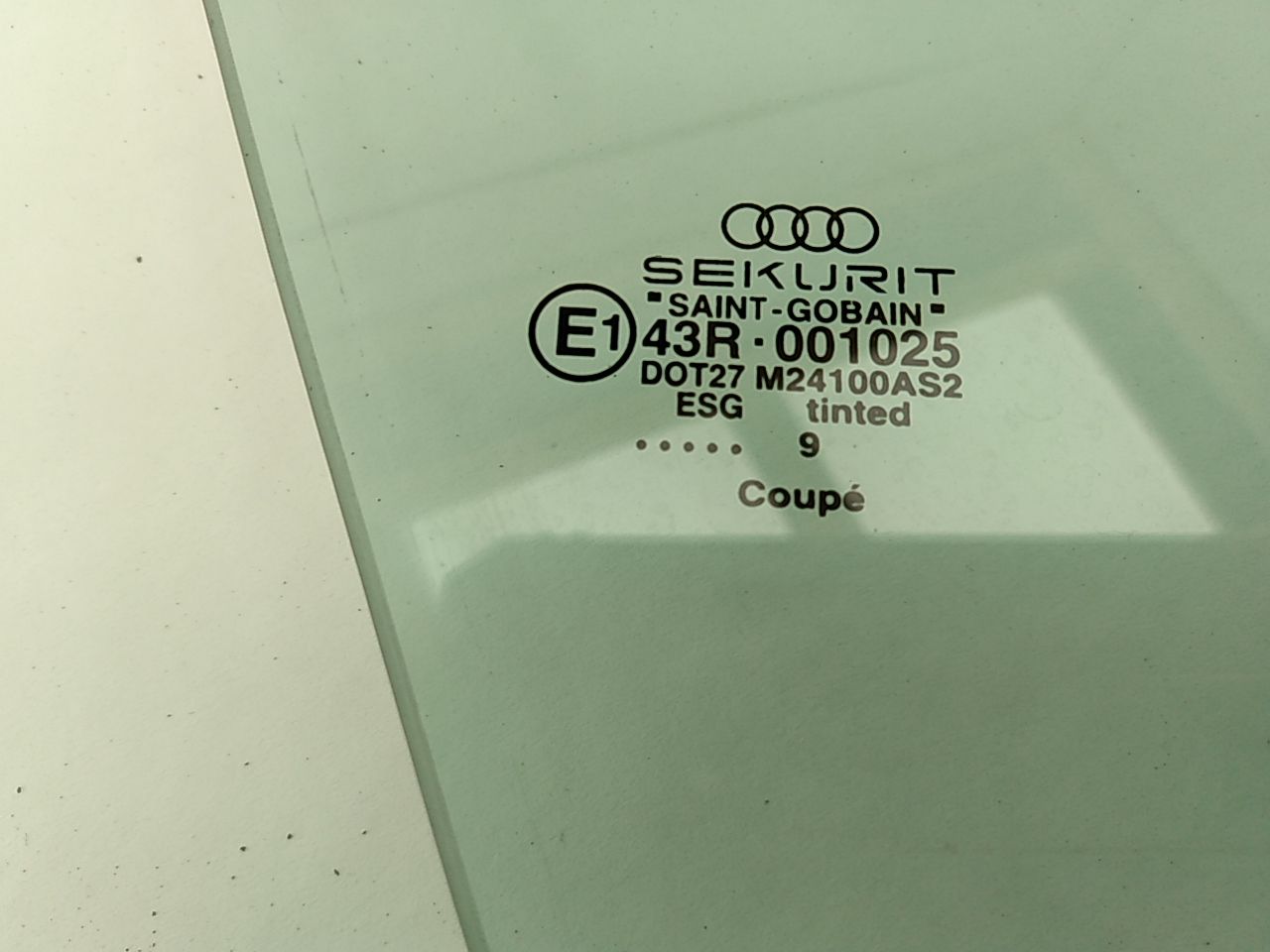 Audi TT Right Vent Glass