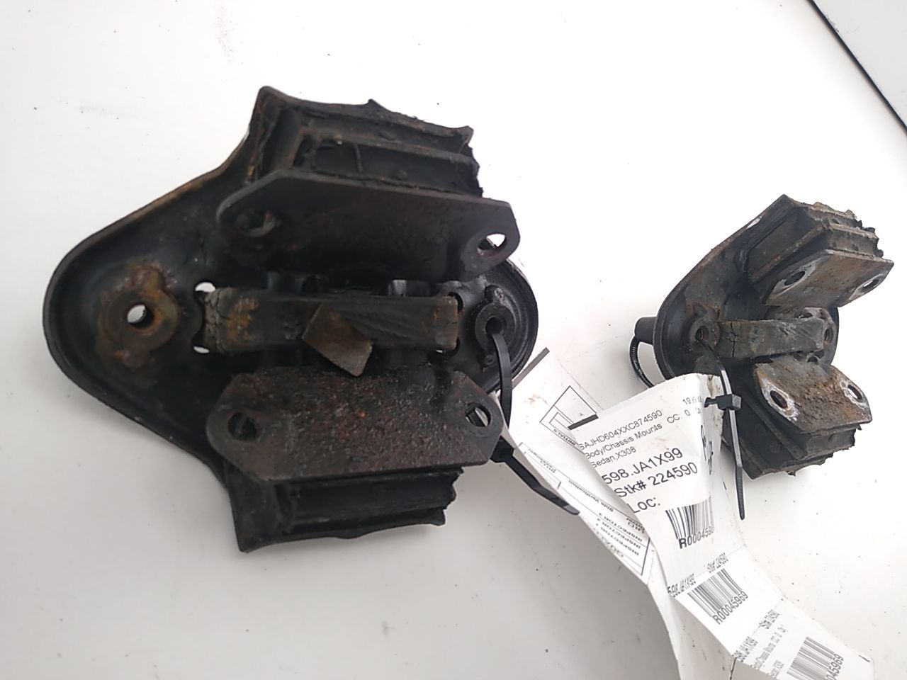 Jaguar XJ8L Pair Of Front Sub Frame Mounts