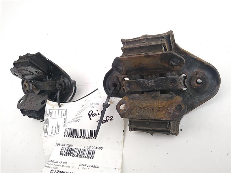 Jaguar XJ8L Pair Of Front Sub Frame Mounts