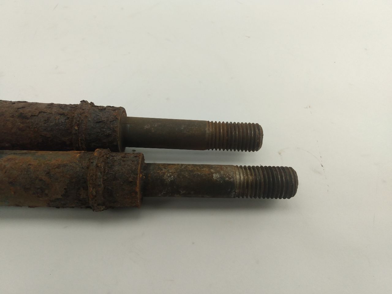 Land Rover Range Rover Pair Of Toe Link Spindle Rods