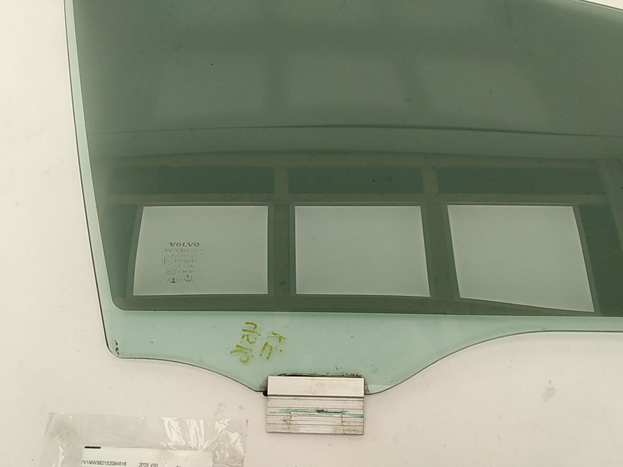 Volvo V50 Front Right Door Glass