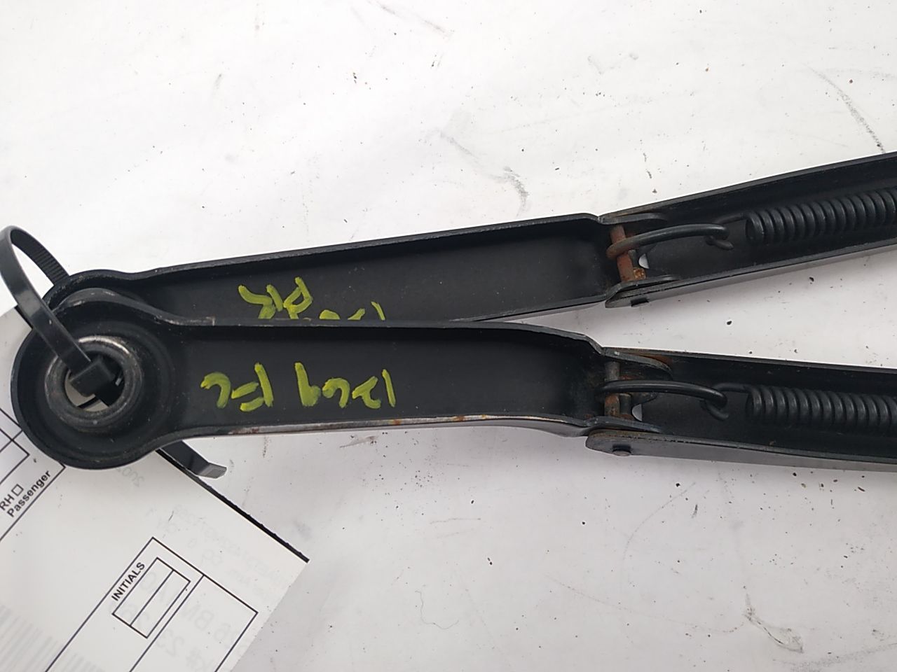 BMW 325I Pair Of Windshield Wiper Arms