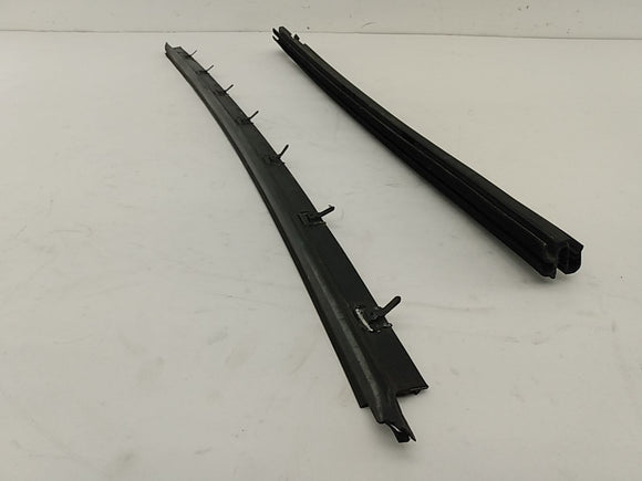Saturn Sky Pair Of Front Right Door Weatherstrips