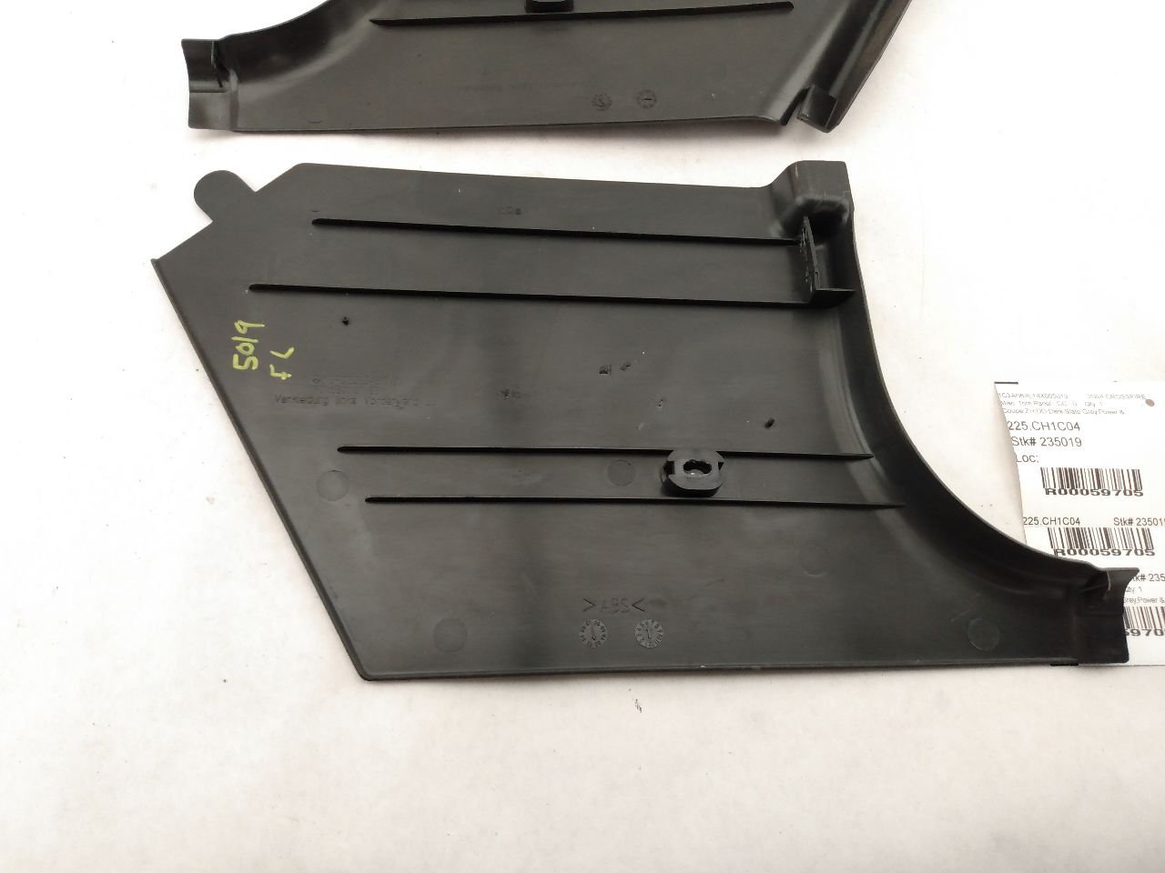 Chrysler Crossfire Pair Of Front Lower Kick Panels