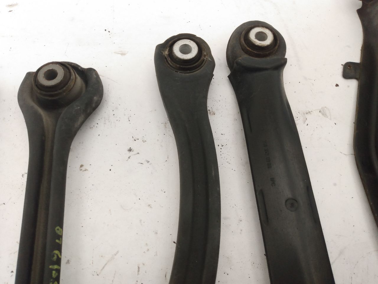 Chrysler Crossfire Set Of Rear Left Control Arms