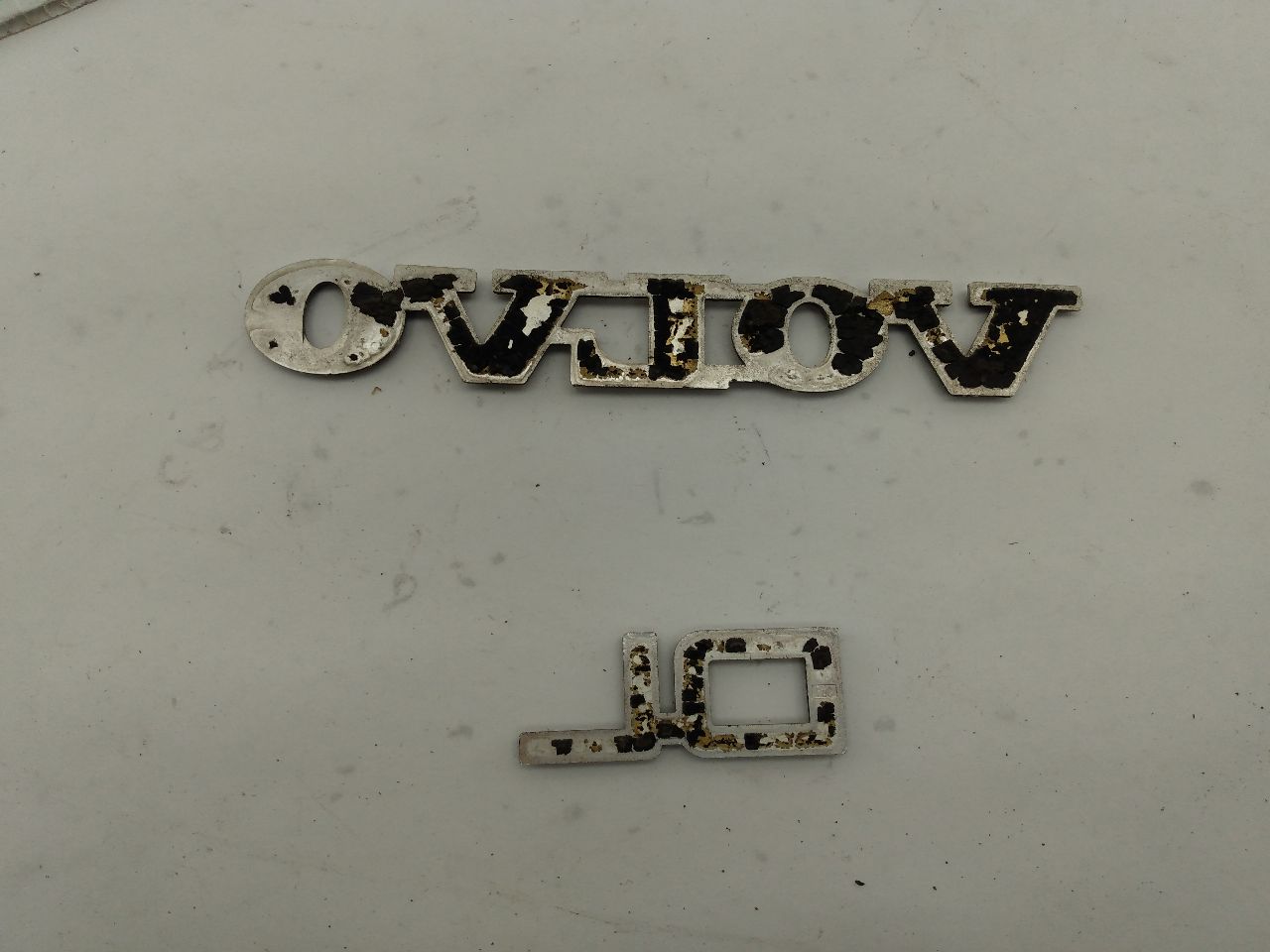 Volvo 245 Pair Of Hatch Volvo Emblems