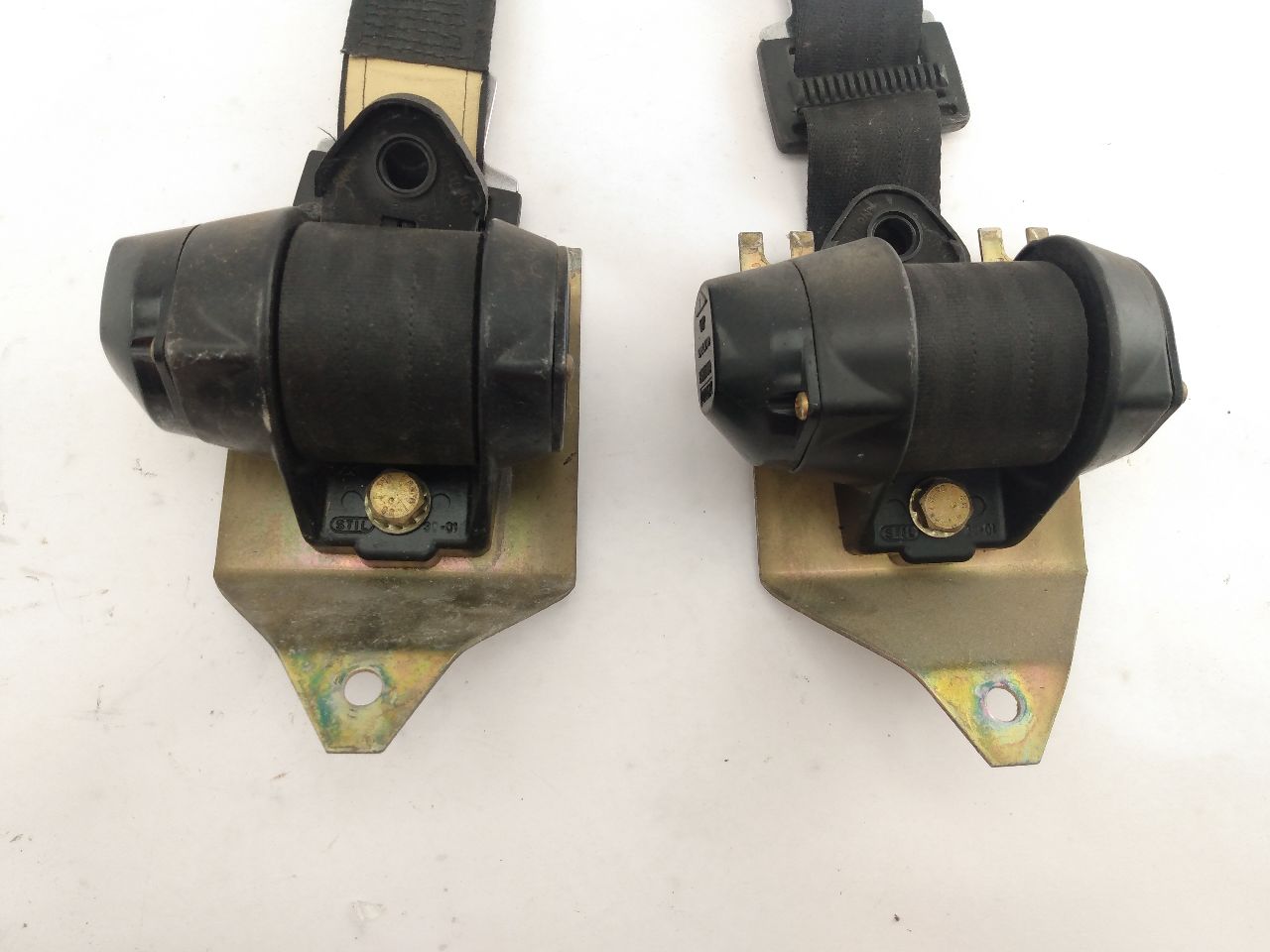 Volvo 245 Pair Of Rear Seat Belt Retractors - 0