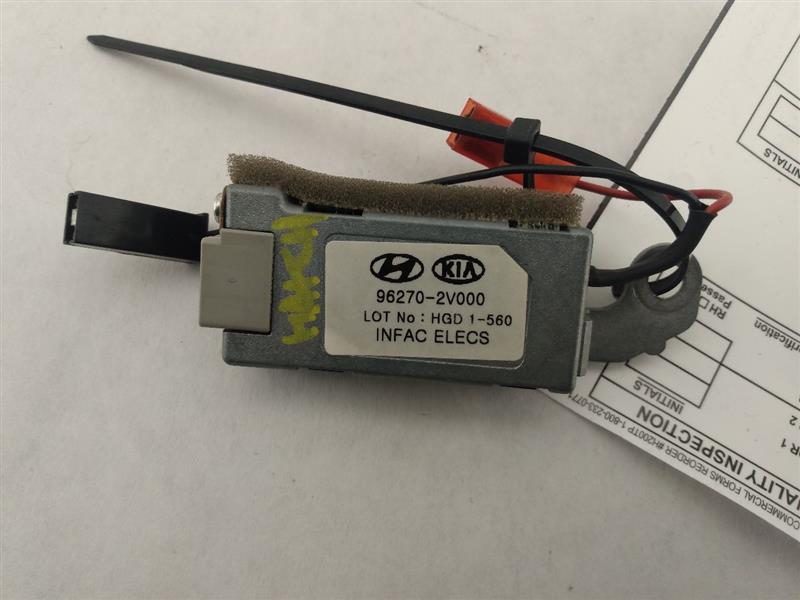 Hyundai Veloster Radio Antenna Connector - 0