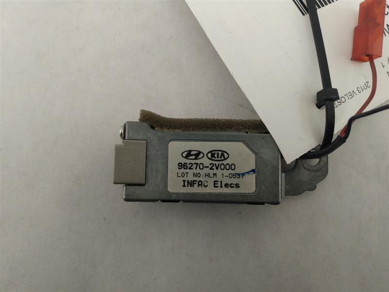 Hyundai Veloster Radio Antenna Connector - 0