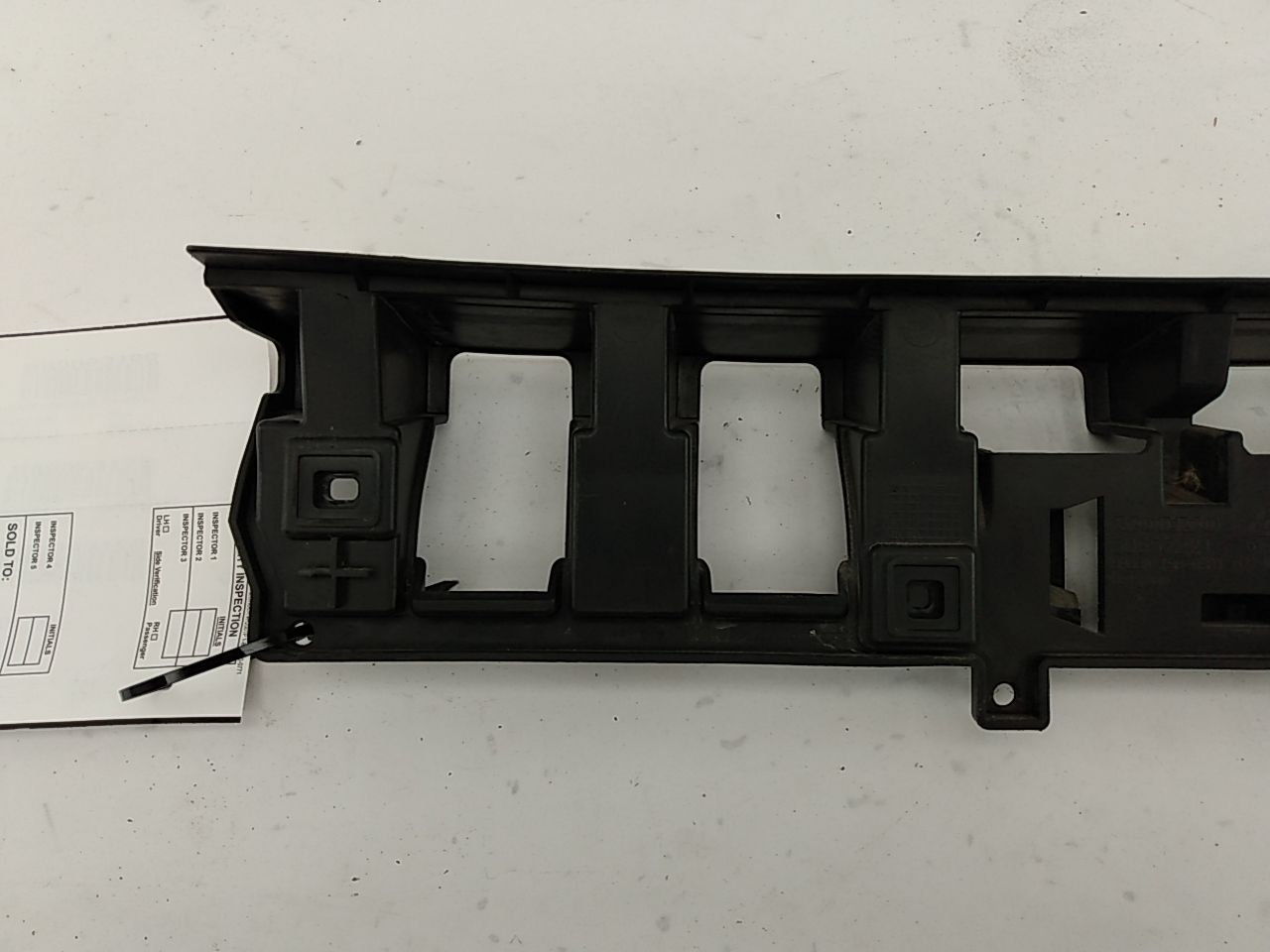 Volvo C30 Rear Center Bumper Cover Bracket