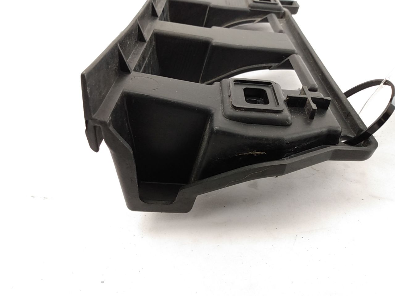 Volvo C30 Rear Center Bumper Cover Bracket