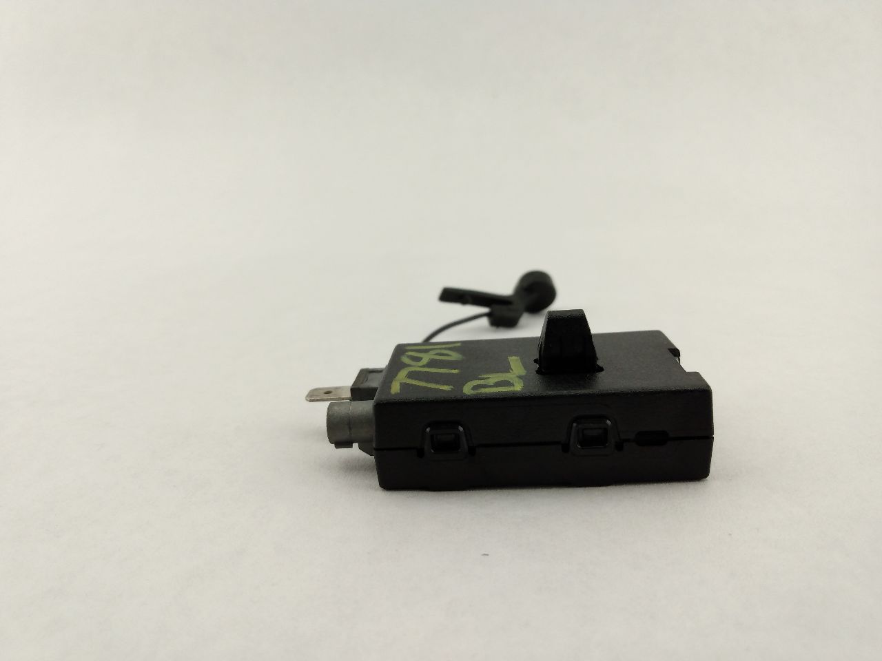 Volvo C30 Left Side Antenna Amplifier