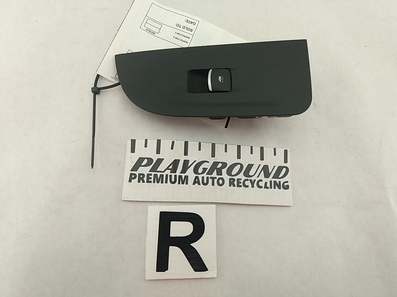Alfa Romeo Giulia Front Right Window Switch 
01561092280