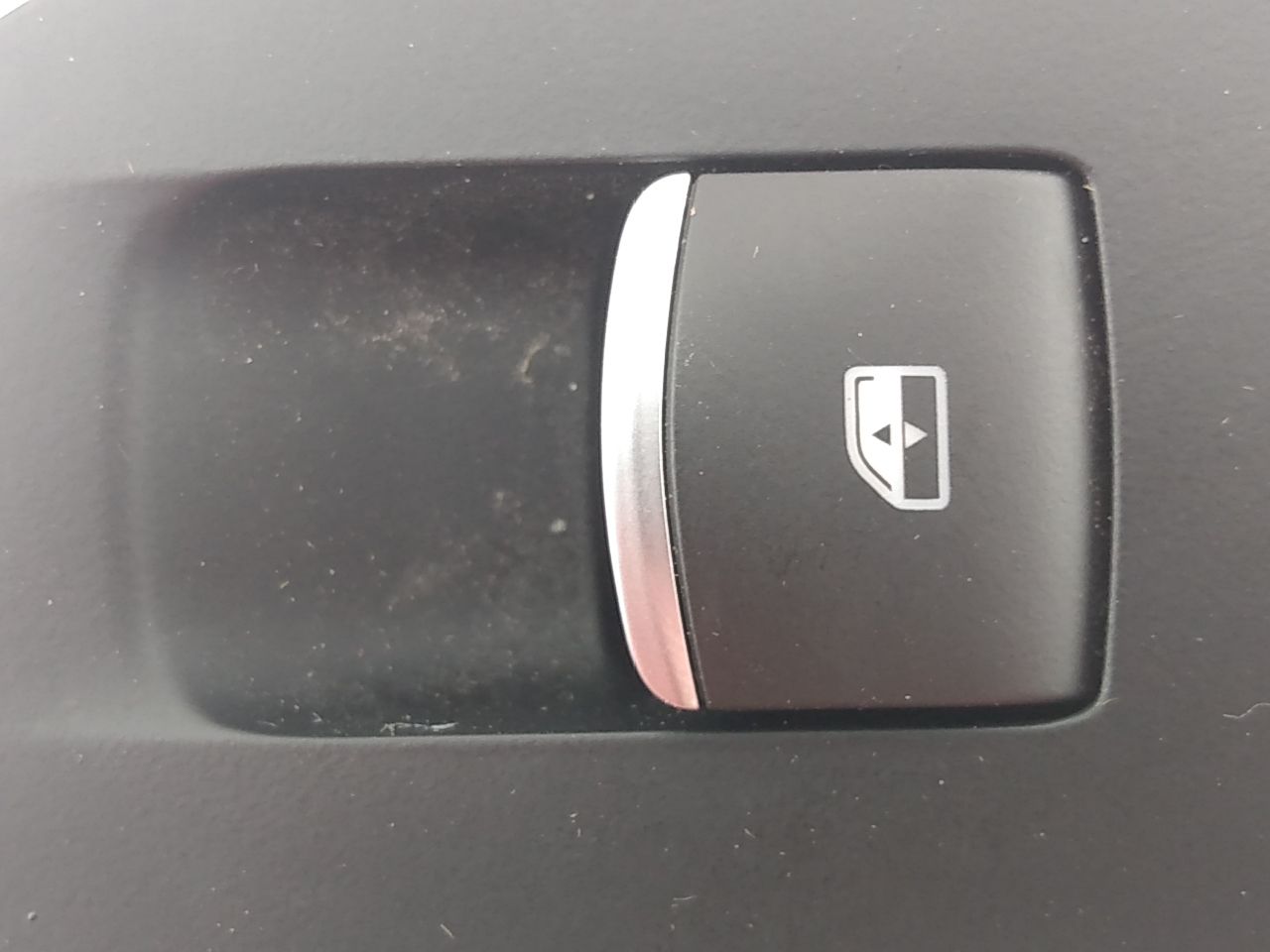 Alfa Romeo Giulia Rear Left Window Switch 
01561075620