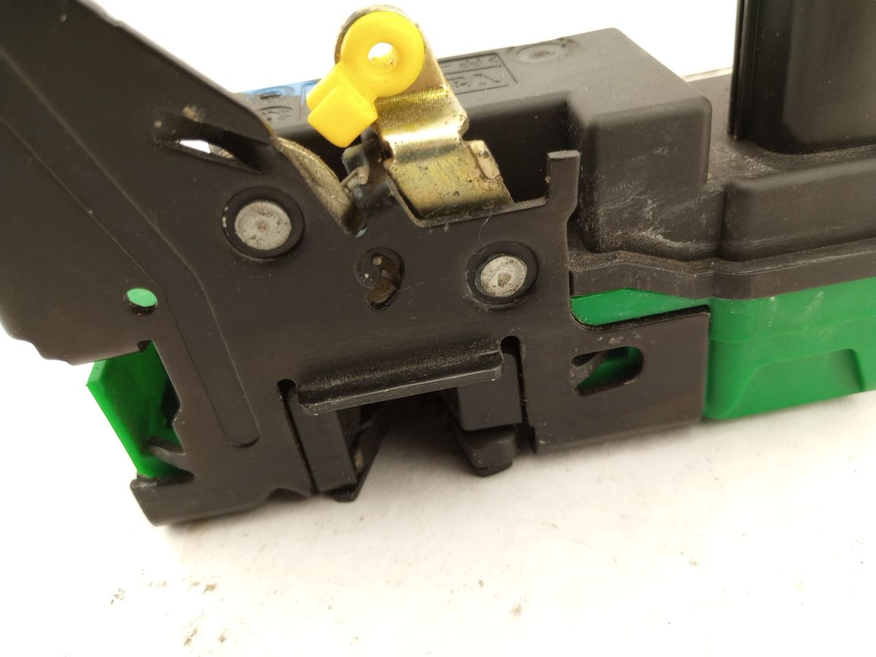 Volvo XC70 Front Right Door Latch