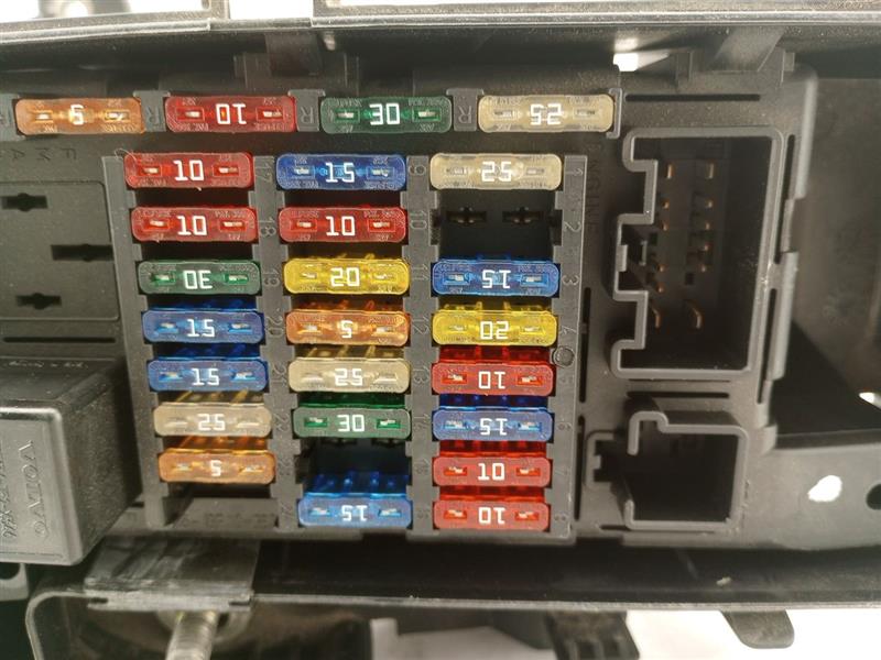 Volvo XC70 Engine Bay Fuse Box