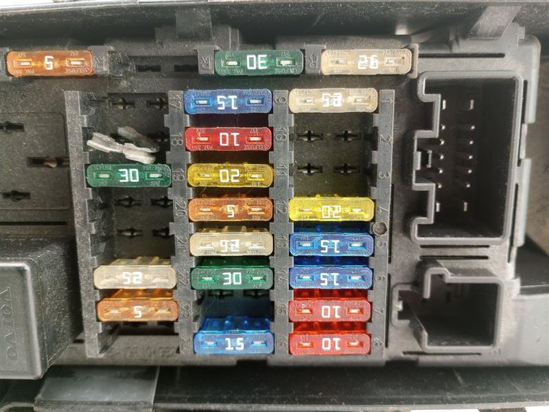 Volvo XC70 Engine Bay Fuse Box