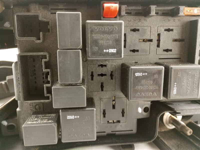 Volvo XC70 Engine Bay Fuse Box