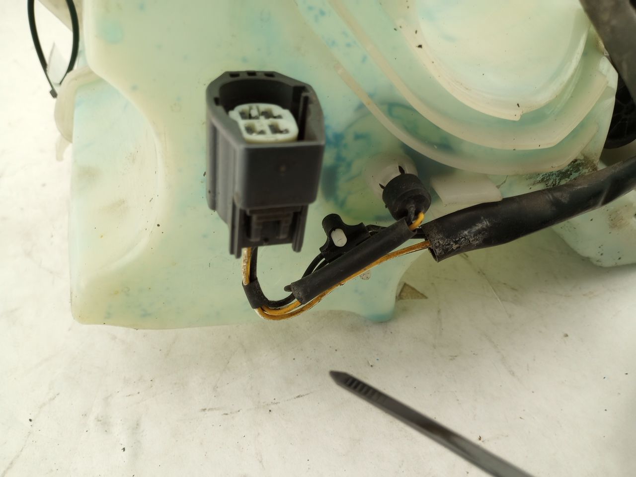 Volvo XC70 Washer Fluid Reservoir