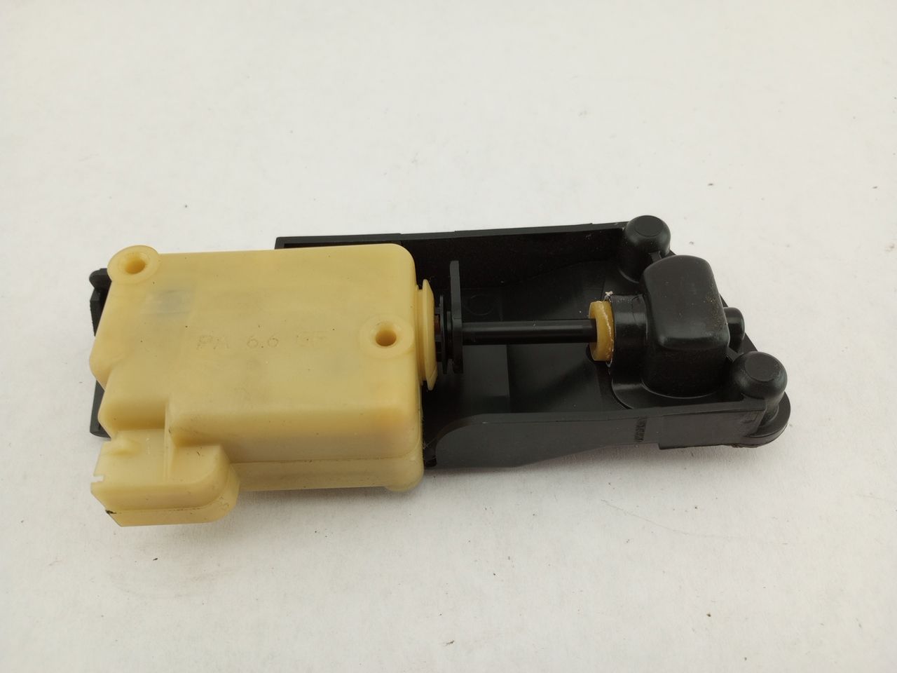 Volvo XC70 Fuel Door Release Actuator - 0