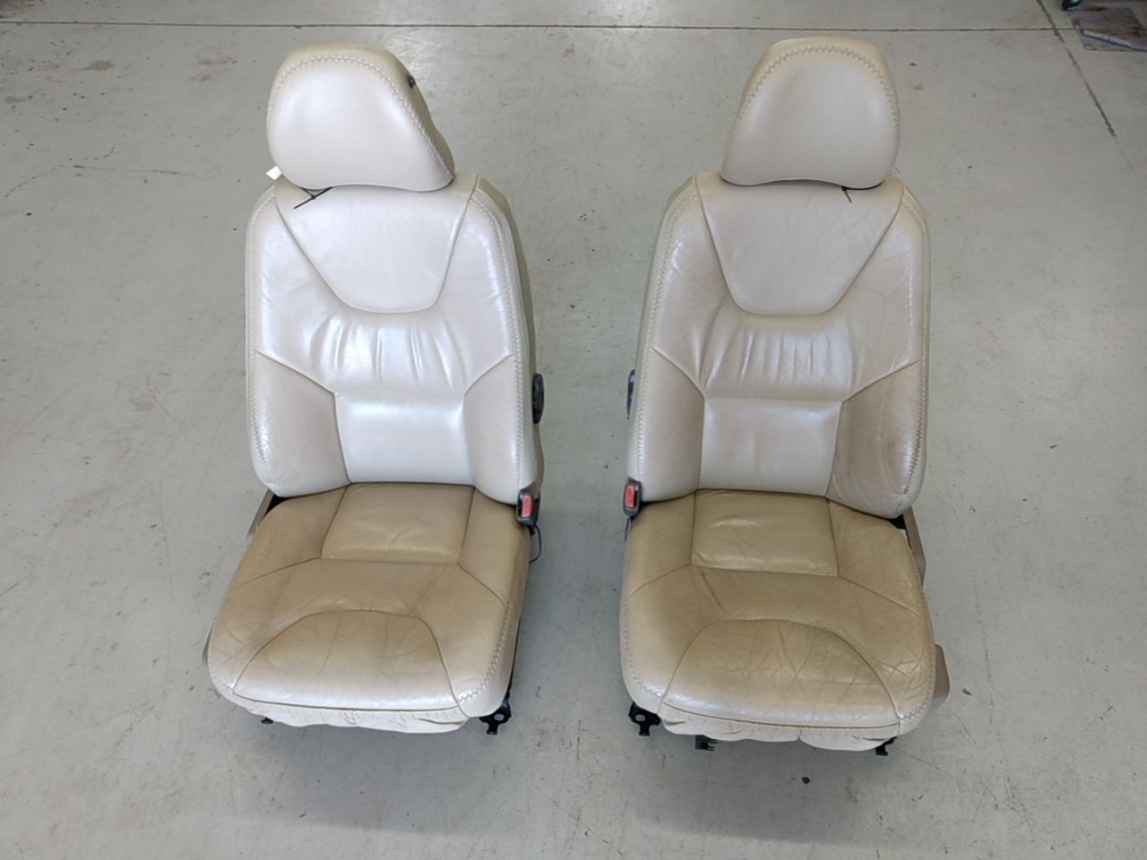 Volvo XC70 Front Seat Set - 0