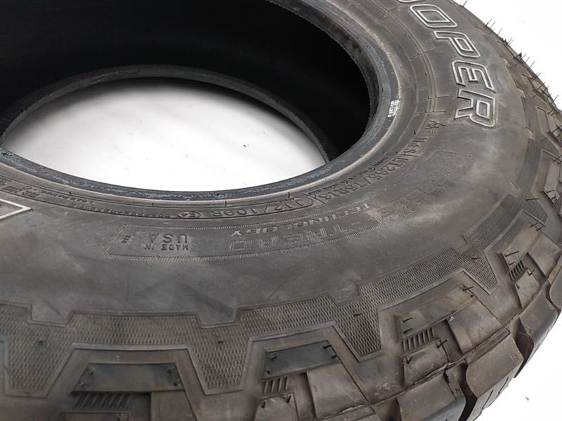 Hummer H3 Single Tire - Cooper Discoverer AT3 265/75 R16