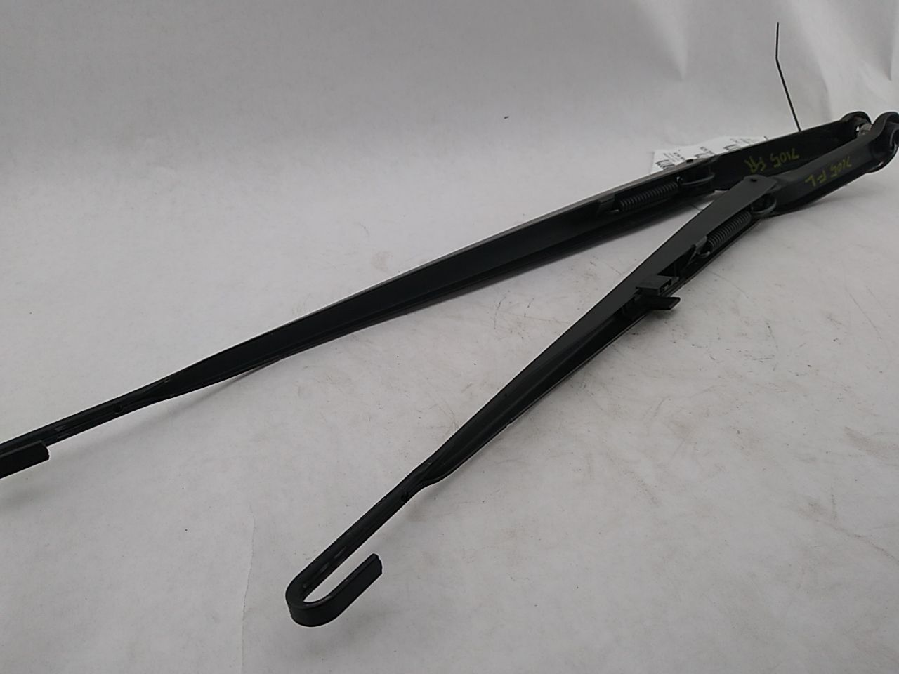 BMW 325i Pair Of Front Windshield Wiper Arms