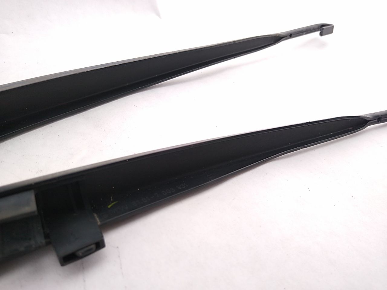 BMW 325i Pair Of Front Windshield Wiper Arms