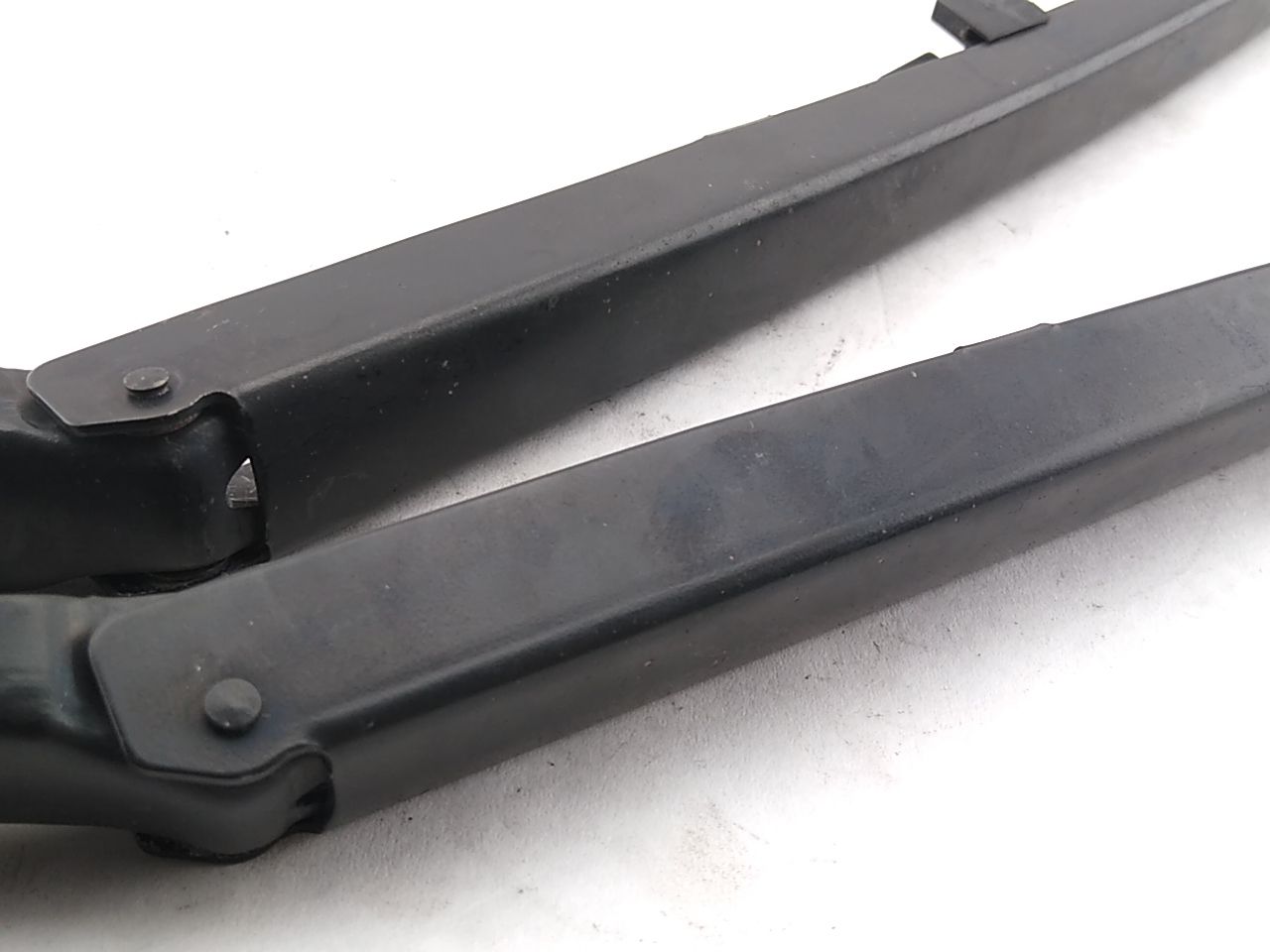 BMW 325i Pair Of Front Windshield Wiper Arms