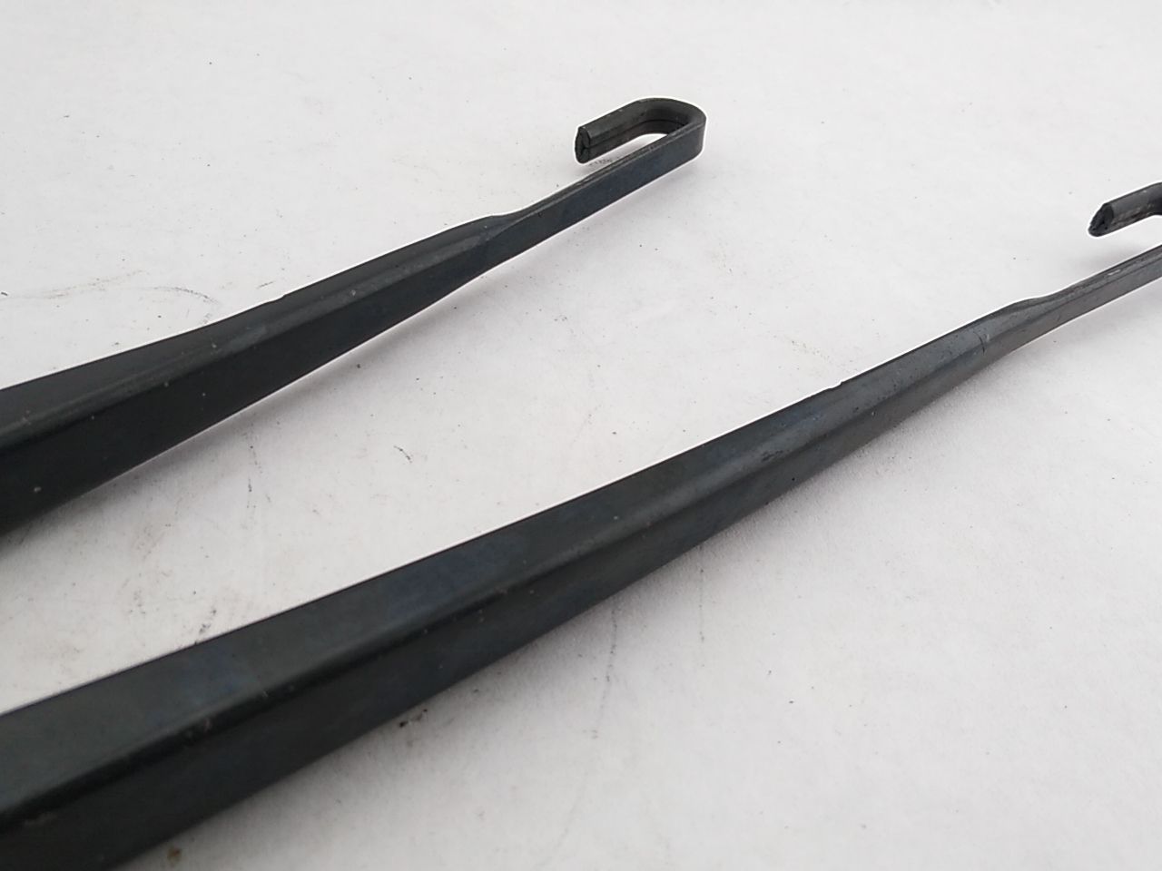 BMW 325i Pair Of Front Windshield Wiper Arms