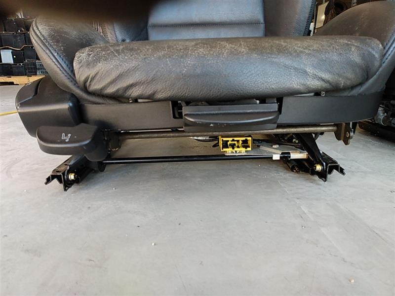 BMW 325i Front Seat Set